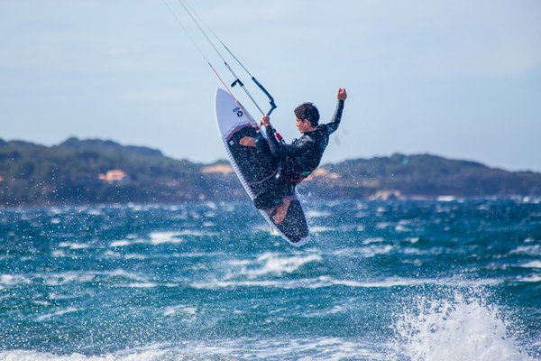 Où trouver les meilleures plages pour faire du kitesurf en Afrique de l'Ouest?