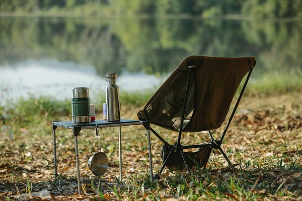 Quels sont les conseils pour un camping en bord de lac pendant les mois d'été?